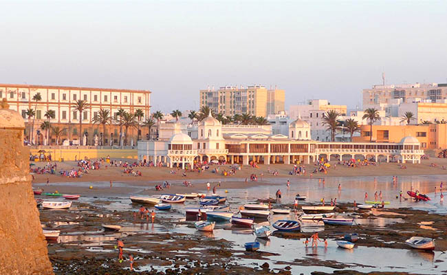 Atardecer en la playa de la Caleta en Cádiz