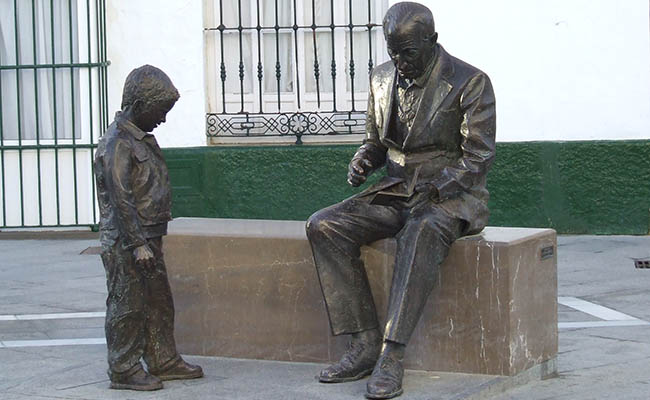Monumento al Anciano y al Niño en Conil