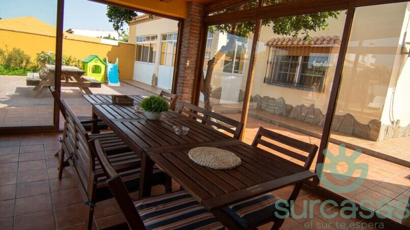 Chalet Chiky Conil Comedor terraza cerrada 2